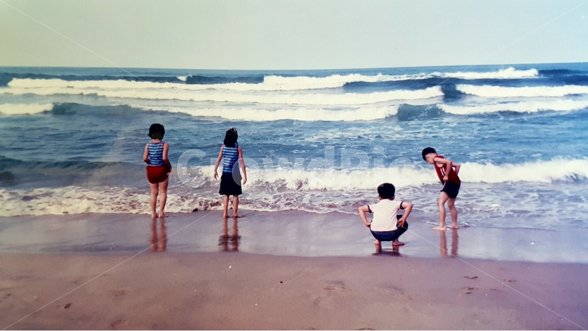 아이들,바다,해수욕장,여름,파도,사람,여름,계절,summer,season,해변,바다,beach,sea,사람들,대중,군중,other people,crowd,어린이,어린아이,child,children,kid,ocean,대양,outdoors,옥외,nature,자연,water,물,shoreline,해안선