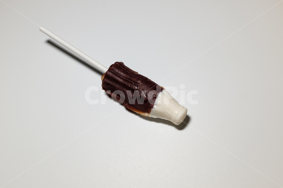 콜라,콜라병모양,사탕,막대사탕,달콤한,화이트데이,밸런타인데이,갈색,소다맛,콜라맛,후식,어린이,선물,색깔사탕,흰색,디저트,간식,후식,dessert,snack