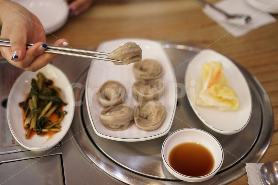 	만두,메밀,간장,먹방,음식,푸드,식사,간식,푸짐,행복,젓가락질,젓가락,주문,식당,맛집,연출,연출사진,사람,인물,인간,human,person,음식,식재료,요리,food,cook,meal,dishes,food reserves,연출,컨셉,콘셉,direction,concept