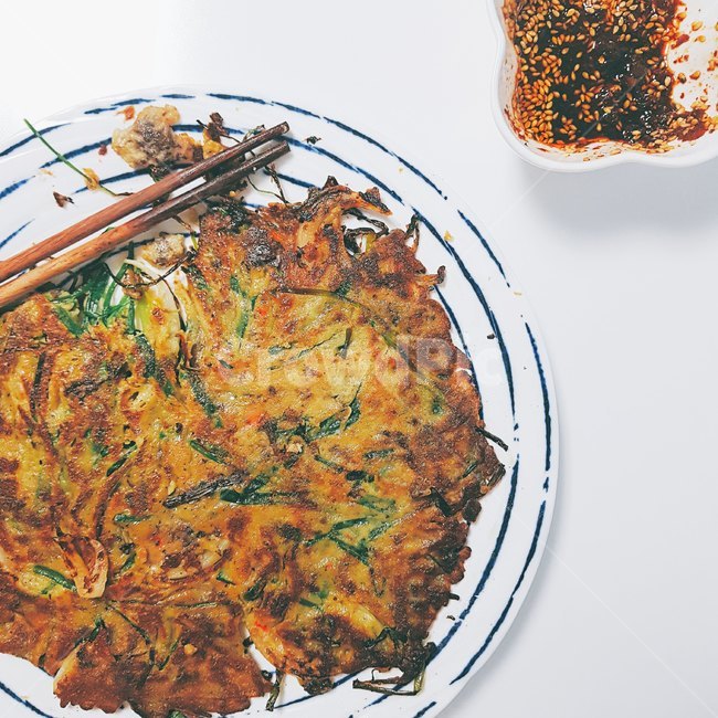 전,파전,막걸리,홈메이드,부추전,젓가락,접시,food,식품,식사,요리
