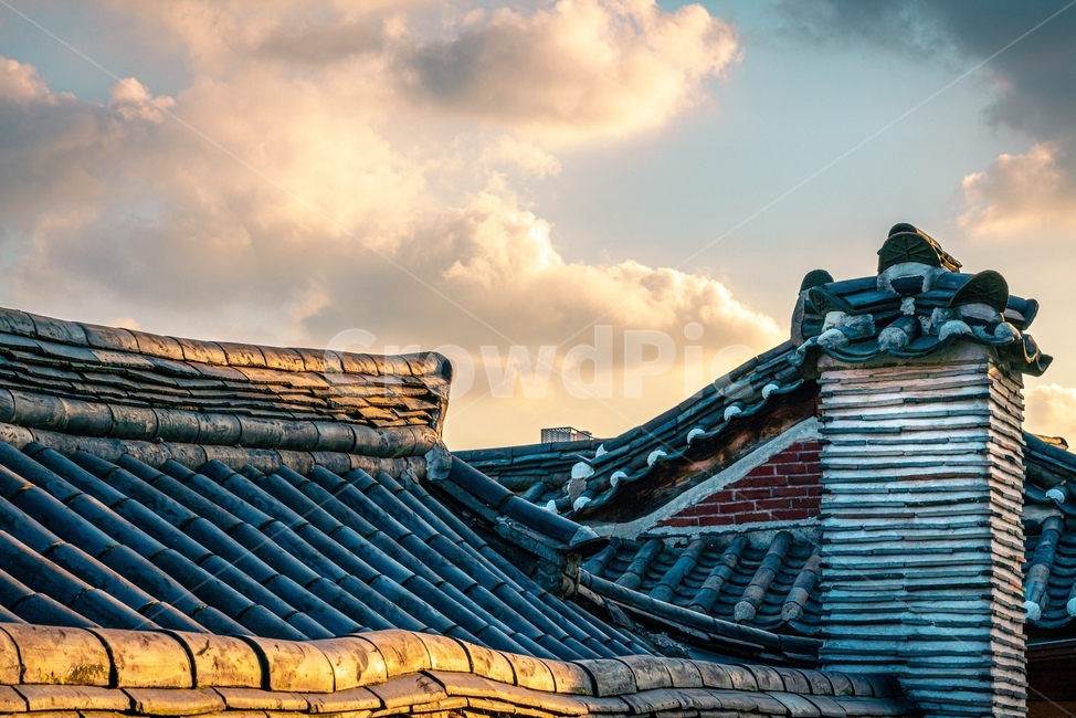 한옥,한국전통,기와,구름,석양,푸른하늘,landscape,sunset,굴뚝,노을,koreantradition,오래된건물,koreanculture,한국문화,한옥마을,풍경,지붕