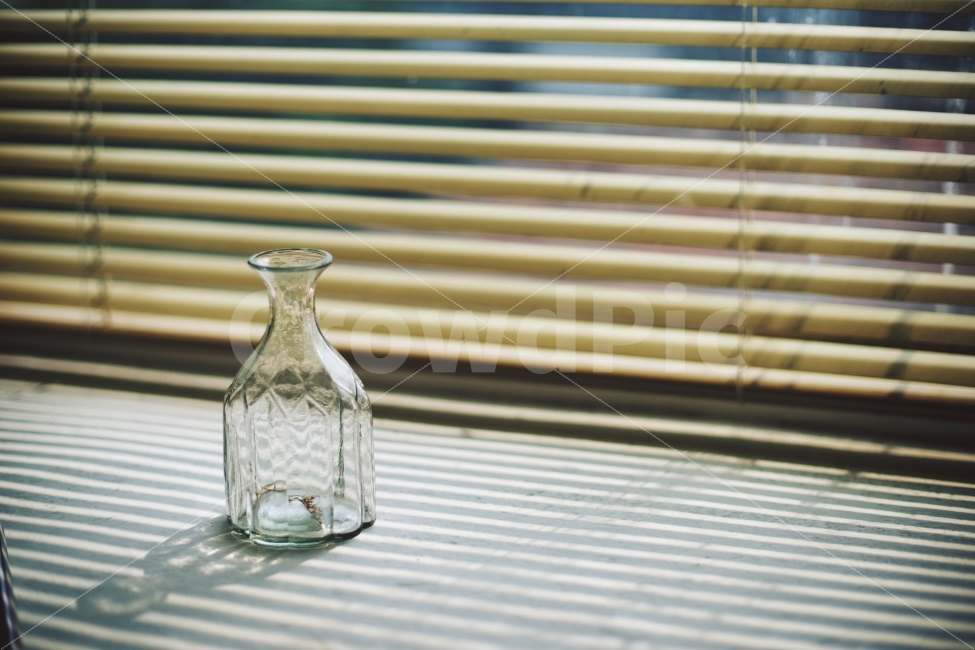 sunlight,glass,blind,warm photo,shadow,glass bottle,shade,Emotion,by the window,Emotional photo