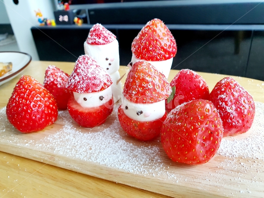 fruit,과일,food,음식,strawberry,딸기,plant,식물,크리스마스,산타인형,눈,홈베이킹,귀여운,맛있는
