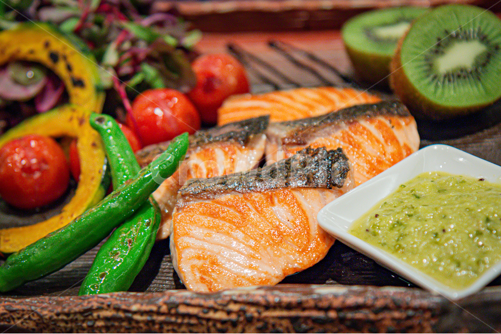 연어스테이크,연어,키위,토마토,고추,양식,스테이크,음식,식재료,요리,food,cook,meal,dishes,food reserves,일식,일본음식,일본요리,Japanese food,Japanese dishes,Japanese meal,Japanese cook