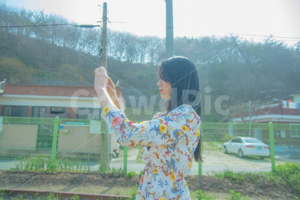봄,산책,기찻길,햇살,따뜻함,봄,계절,spring,season,시골,마을,풍경,landscape,country,rural,town,사람,인물,인간,human,person,여성,여자,woman,female,lady,감성,sensible,feeling,transportation,교통,car,차,automobile,자동차,vehicle,차량