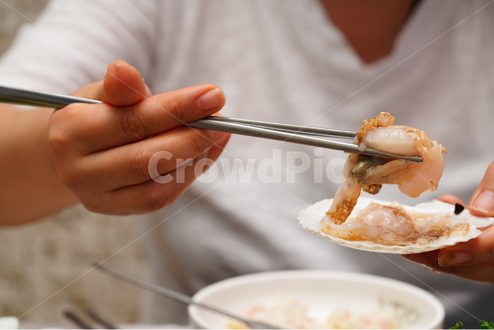 음식,가리비,회,해산물,시푸드,안주,푸드,씨푸드,먹거리,젓가락,술자리,사람,인물,인간,human,person,신체일부,몸,body,음식,식재료,요리,food,cook,meal,dishes,food reserves,수산물,해산물,fishery products,seafood
