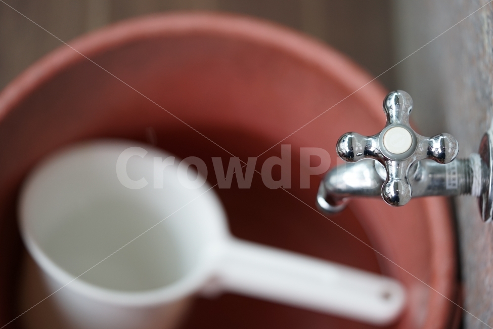 	수도,물,일상,도구,수도꼭지,바가지,워터,대야,사물,일상풍경,베란다,집,일상사진,느낌,사물,물건,오브젝트,thing,object,matter