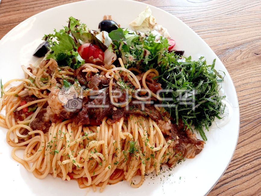 차돌박이,샐러드,파스타,스파게티,양식,food,음식,plate,그릇,pasta,spaghetti,salad