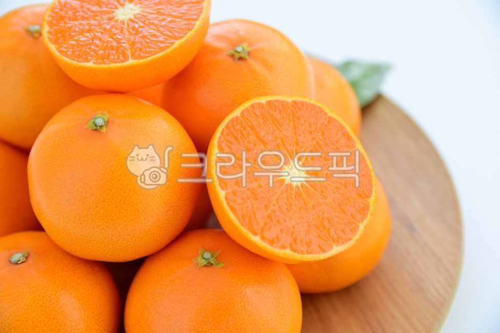 wooden plate,winter snack,fragrant,cut,half,winter fruit,vitamin c,fruit,snack,woodendish,winter,plate,Orange,Cheonhyehyang,crush,ingredients,wooddish,citrus fruits,Fruit,health,vitamin,food,health food,orange,citrusfruit,nutrition,dessert,dish,wooden,foo