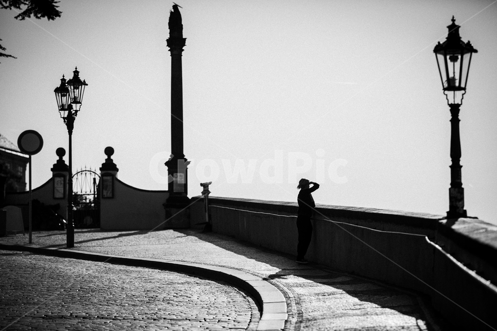 walkway,보도,path,통로,사람,흑백사진,프라하,프라하성,체코,실루엣,여름,햇살,조망,고딕,감성사진,유럽,동유럽,가로등,램프포스트,돌길,중세분위기