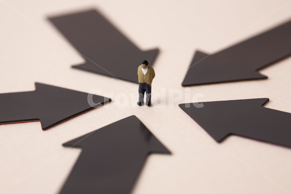 비즈니스,금융,화살표,방향,백그라운드,배경,아이디어,컨셉,표시,방법,미래,결정,성공,실패,오브젝트,석세스,도전,이익,크리에이티브,디자인,시장,투자,트렌드,목표,타깃,타겟,집중,포커스,관심,모이다,남자,비즈니스맨,남성,사람,피플,미니어처,스트레스,압박,궁지,왕따,블랙,검은색,부채,채무,빚,화살,비난,공격,산업,industry,industrial,비즈니스,사업,business,service,work,연출,컨셉,콘셉,direction,concept