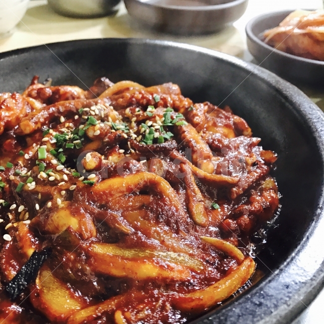 음식,쭈꾸미볶음,식사,안주,쭈꾸미,저녁식사,한식,food,korean,korea,spicy,오징어볶음,식당,매콤,매운맛,red,맛집,고추장,고춧가루,음식,식재료,요리,food,cook,meal,dishes,food reserves,수산물,해산물,fishery products,seafood,한식,한국음식,한국요리,korean food,korean dishes,korean meal,korean cook