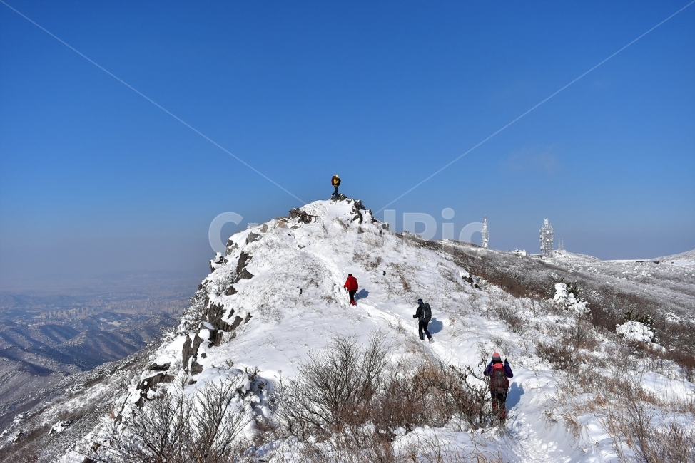 무등산,국립공원,풍경,힐링,산행,설경,상고대,서리꽃,서석대,입석대,안양산,백마능선,장불재,증심사,중봉,중머리재,천왕봉,지왕봉,Korea,National,Park,눈풍경,등산,주상절리,판타스틱,겨울왕국,겨울,지질공원,인왕봉,천지인,설국,2018년,1월,눈꽃,파란하늘,트레킹,winter,landscape,감성,아름다운,황홀한,장관,비경,선경,최고,사진,겨울,계절,winter,season,자연,풍경,nature,landscape,한국자연풍경,한국자연경관,korea nature landscape,사람들,대중,군중,other people,crowd,여행,휴가,traveling,vacation,trip,스포츠,레저,운동,sports,leisure,exercise,건강,헬스웨어,헬스케어,healthware,health care,adventure,모험,leisure activities,레저 활동,outdoors,옥외,mountain,산,person,사람,human,인간,mountain range,산맥
