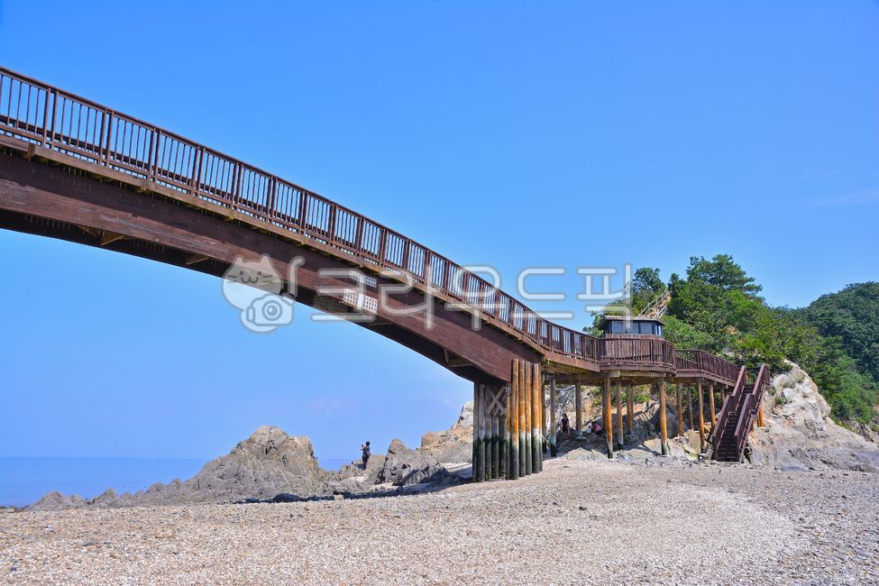 대부해솔길,대부도,둘레길,산책로,데크,힐링,전망대,바다,야외,옥외,숲,자연,해안산책로,해변,바닷가,아웃도어,배경,바탕,백그라운드,하늘,서해안,안산,난간,handrail,다리,자갈,흙길