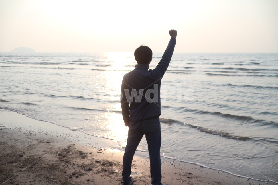 뒷모습,뒷,뒤통수,주먹,인간,사람,human,people,man,남자,신년다짐,신년,해,떠오르는태양,의지,의욕,화이팅,바다,바닷가,해질녘,모래,해변,츄리닝,체육복,힘찬,오른팔,팔,손,hand,포즈