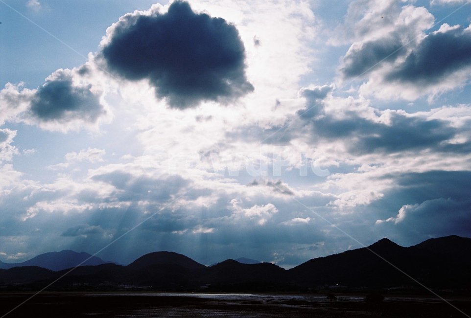 햇살,하늘,산,강,빛내림,구름,자연,풍경,landscape,sky