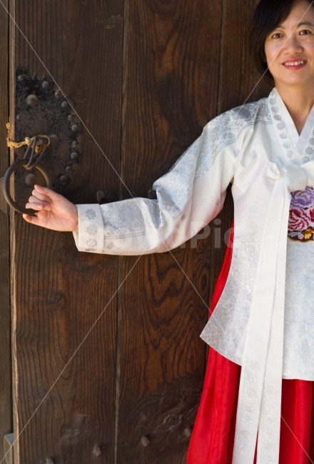 한복,한옥,남산,남산한옥마을,한국관광,한국전통,한국문화,korean traditional,korean culture,한복,한국전통의상,hanbok,korean traditional clothes,사람,인물,인간,human,person,얼굴표정,facial expression,face,여성,여자,woman,female,lady,감정표현,기분,feeling,emotion
