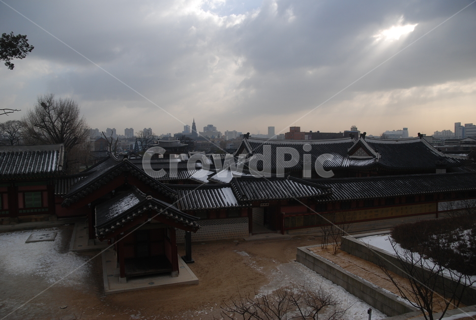 roof,지붕,구름,cloud,먹구름,흐림,cloudy,햇살,빛,sunray,light,한국,전통,가옥,건물,건축,korean,traditional,building,처마,houses,겨울,winter,눈,snow,눈덮인,covered,한옥,기와집,고택,한국전통,한국문화,korean traditional,korean culture,건축물,건물외관,exterior,building,structure,architecture,construction