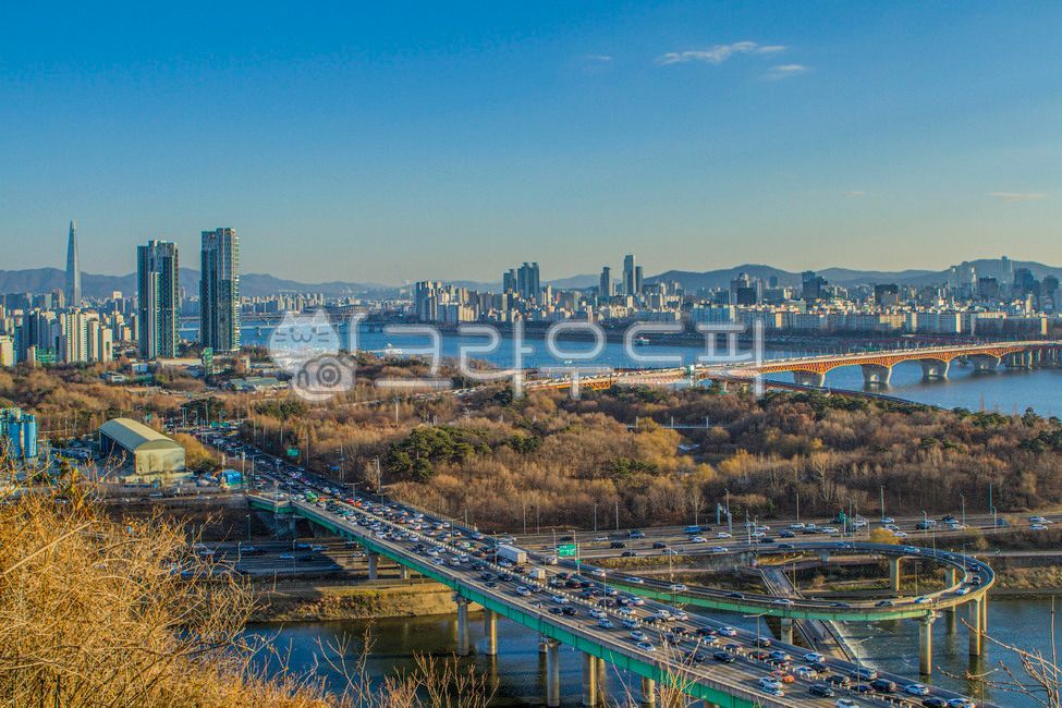 freeway,town,city,metropolis,center,Gangbyeonbukro,Seongsu Bridge,Olympic Boulevard,Comparison of dragons,building,Han River,seoul,Eungbongsan Mountain,urban,road,Jungnangcheon Stream,road name,Eastern Main Road,highway