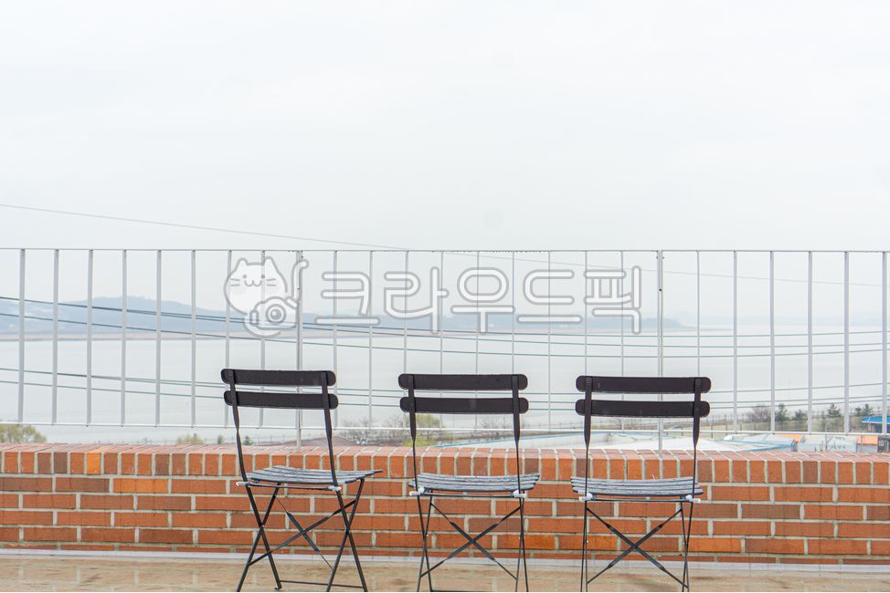 rooftop,rooftop,terrace,rooftop terrace,chair,empty chair,railing,river view,river,river,riverview,looftop,terrace