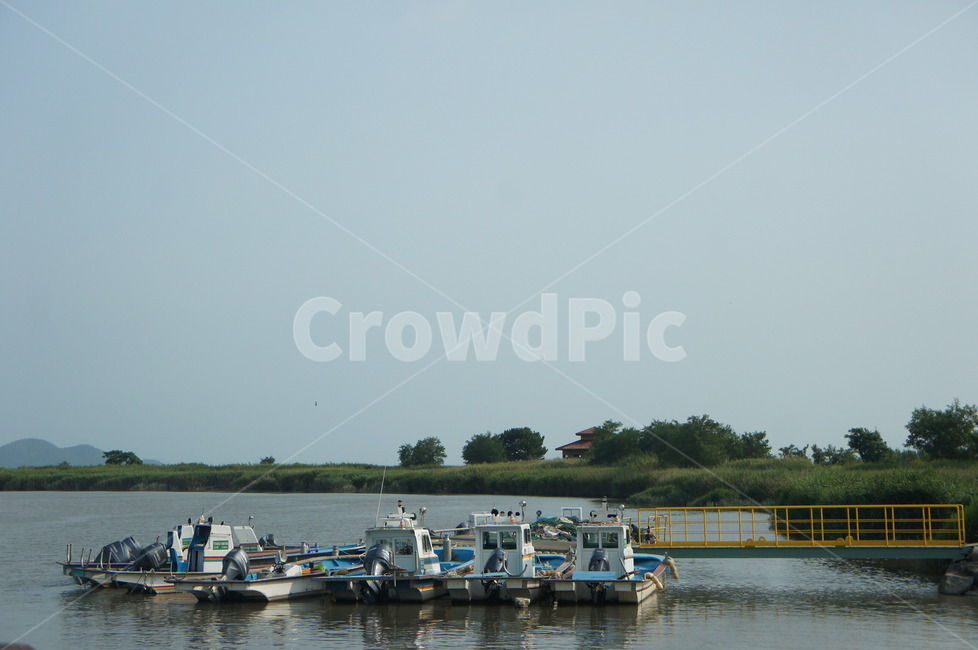 늪,강,들판,선박,어선,산,하늘,회색,흐림,파란색,파란,transportation,교통,vehicle,차량,boat,보트