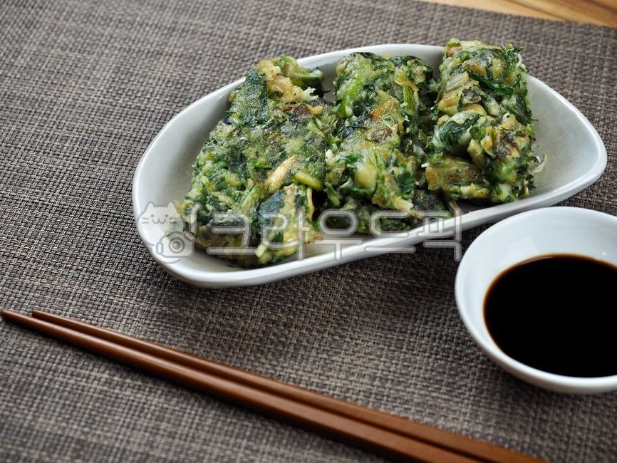 나물,나물부침개,간장,한식,부침개,파전,채소부침개,한국음식,음식,요리,채소,혼합,koreanpancake,pajeon,koreanfood,food,cooking,vegetable