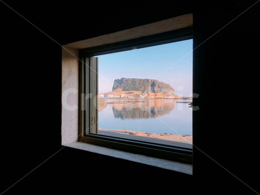 제주,성산일출봉,여행,제주도,jeju,자연,유네스코,자연환경,갈대,관광,여행지,섬,일출봉,화산,육지,한국,이미지,사진,아시아,아웃도어,실외,달력사진,가로,제주도,jeju,jeju island,인테리어,실내디자인,interior design,home decor,가정 장식,window,창문