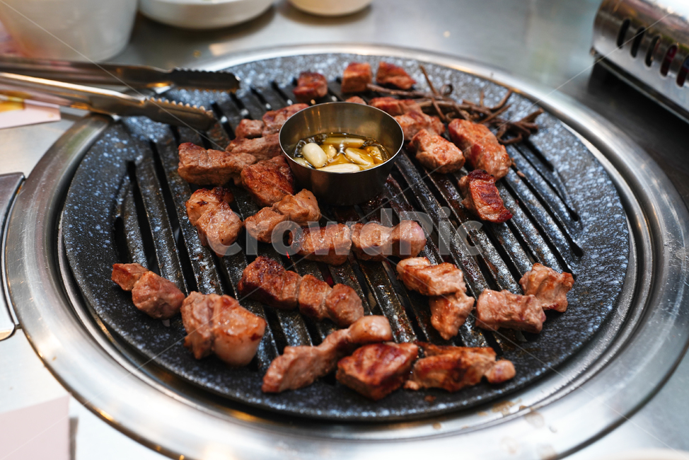 고기,돼지,음식,푸드,안주,식사,먹거리,목살,육식,육류,안주거리,불판,모임,디너,먹방,구이,음식,식재료,요리,food,cook,meal,dishes,food reserves,육류,고기,meat,한식,한국음식,한국요리,korean food,korean dishes,korean meal,korean cook