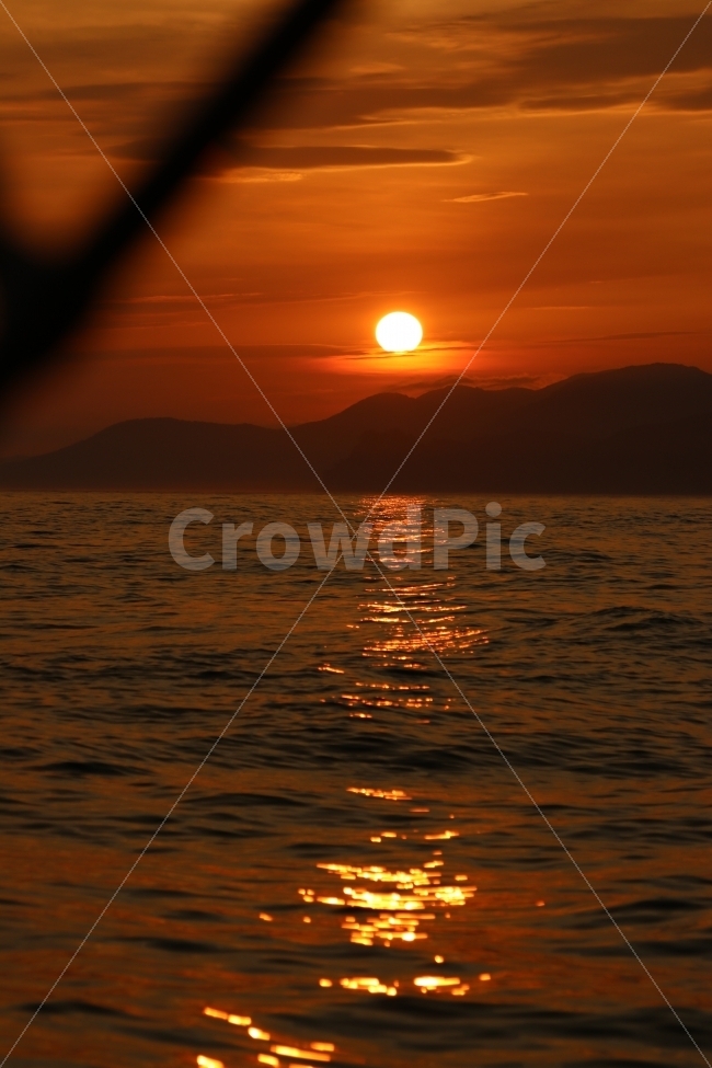 바다,노을,석양,요트,해,항해,돛,태양,sunset,산,빨간색,빨강,불,그림자,금색,섬,자연,풍경,nature,landscape,sunlight,햇빛,outdoors,옥외,dusk,황혼,sky,하늘,dawn,새벽,일몰,red sky,붉은 하늘