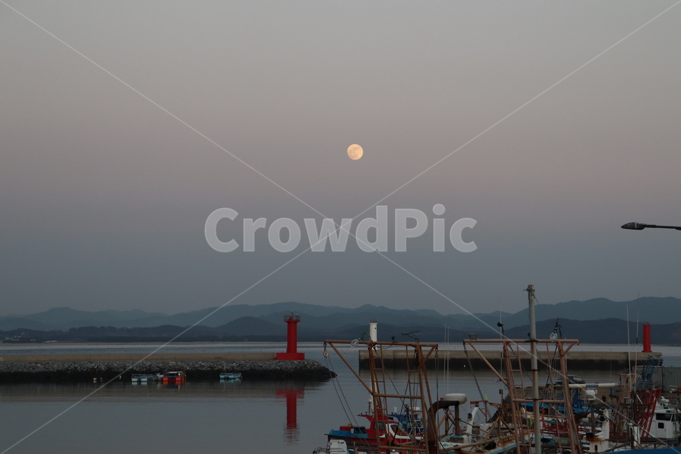 바다,저녁바다,밤바다,waterfront,dock,밤하늘,달,달밤,밤,달빛,night,등대,lighthouse,산업,industry,industrial,어업,fishery,fishing industry