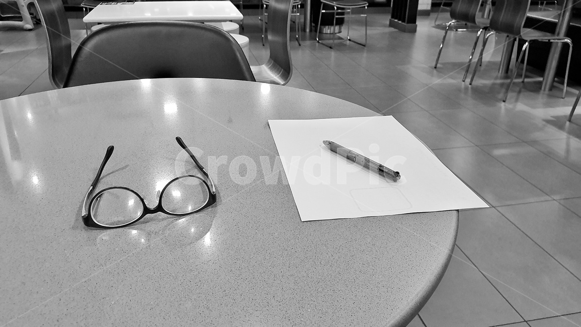 탁자,안경,메모지,메모,구상,볼펜,기다림,작성,실내,테이블,흑백,모노톤,monochrome,black and white
