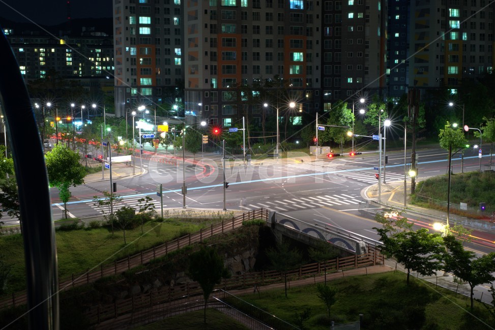 intersection,교차로,road,도로,어반,urban,downtown,city,시티,town,도시,building,건물,metropolis,중심지,장노출,빛경로