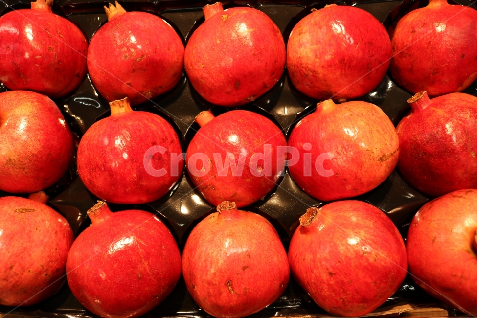 석류,정렬,상품,과일,에스트로겐,빛남,color,색,색깔,색채,컬러,디저트,후식,먹는,먹다,식량,식료품,음식,신선한,열매,건강,식자재,식재료,음식재료,과즙,주스,쥬스,붉은,붉은색,빨간,빨간색,빨강,빨강색,적색,씨,달콤한,트로피칼,트로피컬,비타민,Ripepomegranatefruit,fruit,red,누끼,검정,배경,음식,식재료,요리,food,cook,meal,dishes,food reserves,과일,열매,fruit