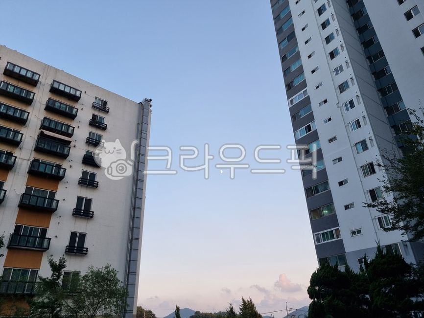 아파트,apartmentbuilding,고층건물,highrise,주택,housing,apt,도시,city,오피스텔,officetel,자연,nature,밤,night,옥외,outdoors,달,moon,하늘,sky,반달,halfmoon,하프문