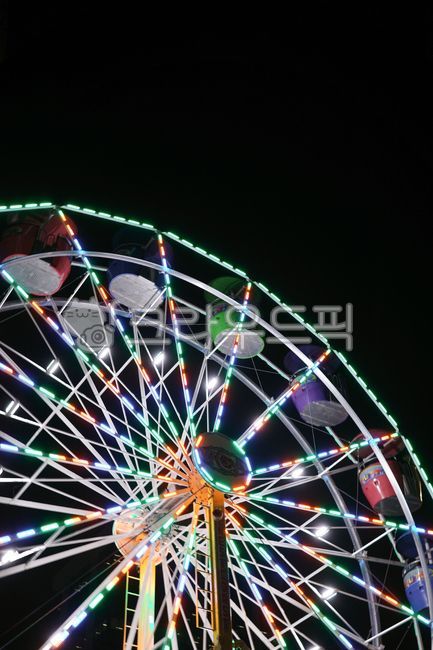 대관람차,놀이기구,빛,야경,밤,조명,축제,회전,원형,탈것,색깔,전등,불빛,겨울,테마파크,관람차,놀이공원,환상,행사,즐거움,ferriswheel,ride,light,nightview,night,glow,festival,rotate,circular,amusement,color,bulb,sparkle,winter,themepark,wheel,park,fantasy,event,fun