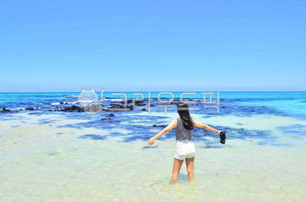 여름사진공모전,바다,바닷가,제주도,모래밭,모래사장,해안,아이,소녀,뒷모습,여자아이,휴가,방학,하늘,여름,sea,seashore,jeju,sand,girl,vacation,holiday,sky,summer,person,사람,human,인간,해수욕장,해변,clothing,의류,shorts,반바지,apparel,의복,여름,계절,summer,season,사람,인물,인간,human,person,여성,여자,woman,female,lady,여행,휴가,traveling,vacation,trip