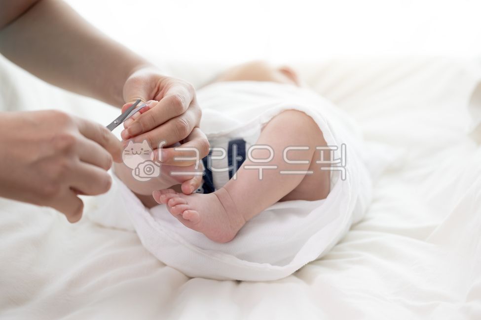 신생아,가족,발톱,깍기,발톱깍기,발가락,자르는,가위,작은,엄마,잡고있는,아기,귀여운,영아,모성애,부모,사랑,행복,가정,출산,육아,돌봄,유아,피부,남자,따뜻한,신체,케어,동양인,한국인,집,실내,거실,방,안방,침실,한국