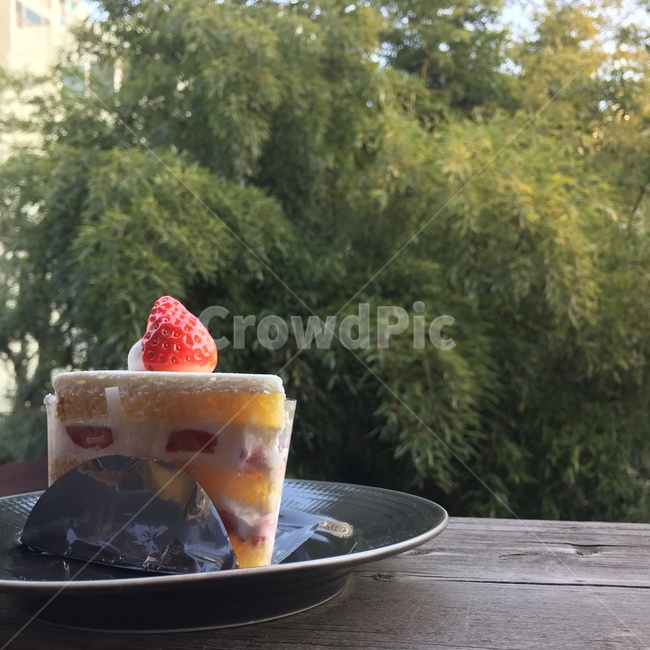 케이크,생크림케이크,딸기케이크,조각케이크,딸기케잌,cake,strawberrycake,음식,식재료,요리,food,cook,meal,dishes,food reserves,디저트,간식,후식,dessert,snack