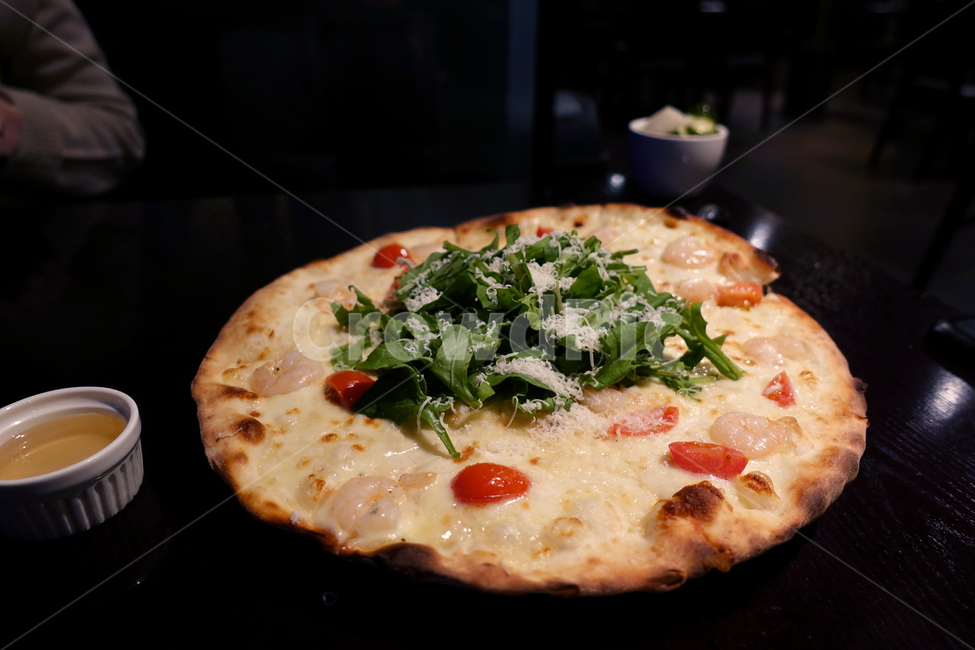 피자,새우,토마토,꿀,데이트,로맨틱,이탈리안레스토랑,레스토랑,pizza,shrimp,tomato,honey,romantic,restaurant,음식,식재료,요리,food,cook,meal,dishes,food reserves,빵,bread,양식,서양음식,서양요리,western food,western dishes,western meal,western cook