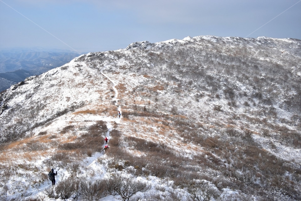 무등산,국립공원,풍경,힐링,산행,설경,상고대,서리꽃,서석대,입석대,안양산,백마능선,장불재,증심사,중봉,중머리재,천왕봉,지왕봉,Korea,National,Park,눈풍경,등산,주상절리,판타스틱,겨울왕국,겨울,지질공원,인왕봉,천지인,설국,2018년,1월,눈꽃,파란하늘,트레킹,winter,landscape,감성,아름다운,황홀한,장관,비경,선경,최고,사진,겨울,계절,winter,season,자연,풍경,nature,landscape,한국자연풍경,한국자연경관,korea nature landscape,outdoors,옥외,mountain,산,mountain range,산맥
