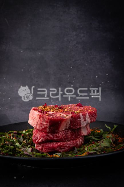 생고기,소고기,안심,안심스테이크,스테이크,올리브오일,등심,꽃등심,가니쉬,육류,소금,한우,칼,빈티지,어두운,음식,식사,food,특수부위,탑뷰,연출컷,야채,오일,향신료,마리네이드,후추,페퍼,스튜디오촬영,신선한,선홍빛