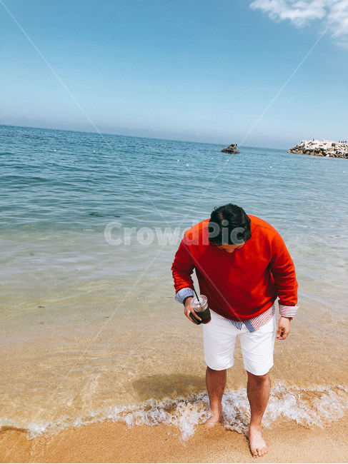 강릉,남성,해안가,모래,파도,커피