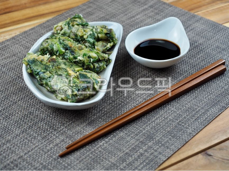 chopsticks,Namul,soy sauce,pancake,mixed,green onion pancake,vegetable,pajeon,food,vegetable pancake,koreanpancake,Korean food,cooking,koreanfood