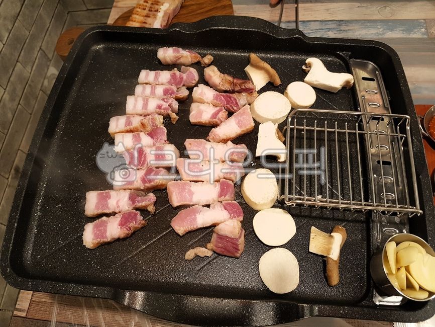 생고기,삼겹살,육류,food,음식,meat,고기,pork,돼지고기,불판
