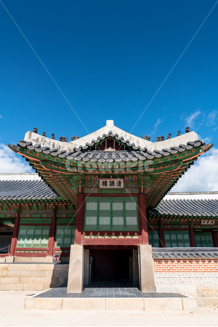 전통,경복궁,고궁,대한민국,서울,한옥,경치,야외,하늘,맑은,파란,구름,흰색,처마,곡선,지붕,기와,목조,목재,목조건물,문화재,조선시대,왕,정치,화려한,색깔,건축,조선,한적한,조용한,엄숙한,역사,한국전통,한국문화,korean traditional,korean culture,랜드마크,landmark,tourist attraction,한국랜드마크,한국관광지,한국명소,korea landmark,korea tourist attraction,건축물,건물외관,exterior,building,structure,architecture,construction