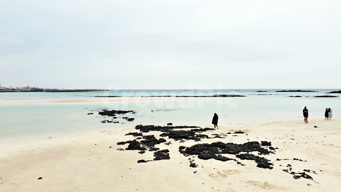 제주도,함덕해변,해수욕장,모래,바다,해안,산책,사람,에메랄드빛,바다색,백사장,sea,blue,자연,풍경,nature,landscape,해변,바다,beach,sea,outdoors,옥외,water,물,ocean,대양,shoreline,해안선,sand
