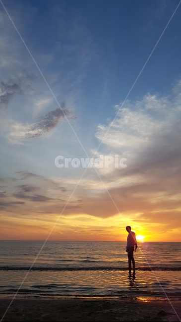 태양,석양,하늘,바다,남자,한명,고독,쓸쓸,해변,바다,beach,sea,사람,인물,인간,human,person,인물실루엣,사람실루엣,character silhouette,human silhouette,여행,휴가,traveling,vacation,trip,고독함,외로움,쓸쓸함,우울함,슬픔,lonely,solitary,nature,자연,outdoors,옥외