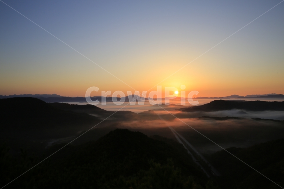 수리티재,운무,풍경,일출,여명,일출사진,sun,landscape,수리티,속리산,보은,구름,안개,도로,궤적,자연,풍경,nature,landscape,한국자연풍경,한국자연경관,korea nature landscape,outdoors,옥외,flare,플레어,light,빛,sunlight,햇빛,dusk,황혼,sky,하늘,red sky,붉은 하늘,dawn,새벽,sunset,일몰