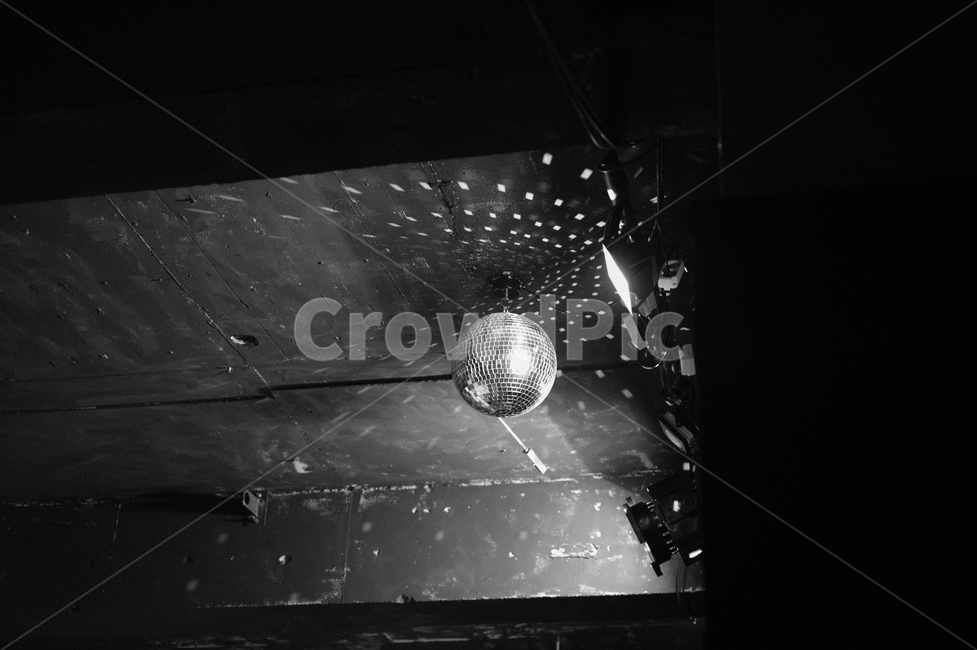 미러볼,공연장,천장,조명,원형,축제,행사,festival,carnival,event,흑백,모노톤,monochrome,black and white,인테리어,실내디자인,interior design
