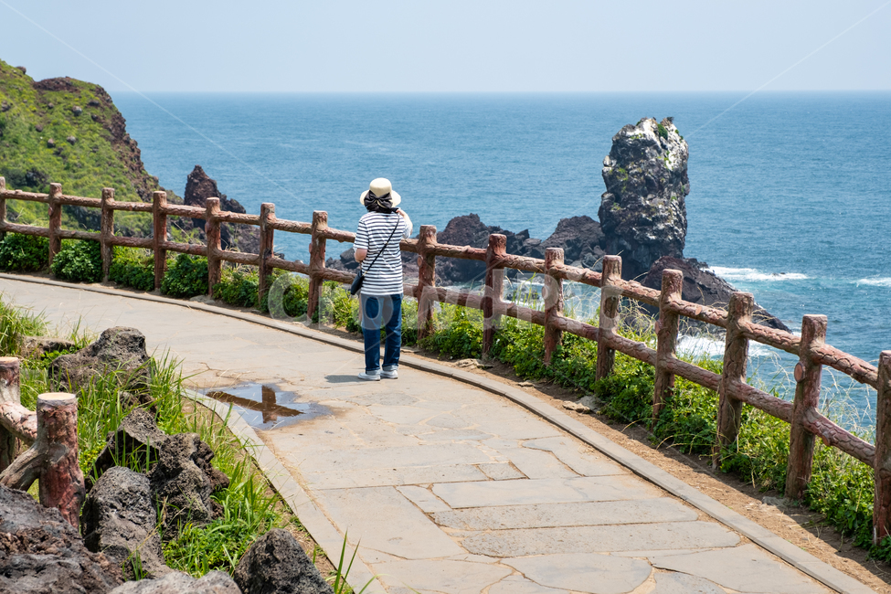 자연,바다,제주,제주도,nature,outdoor,풍경,아름다운풍경,평화,검은바위,바위,섭지코지,자연,풍경,nature,landscape,제주도,jeju,jeju island,사람,인물,인간,human,person,여성,여자,woman,female,lady,flagstone,판석,outdoors,옥외